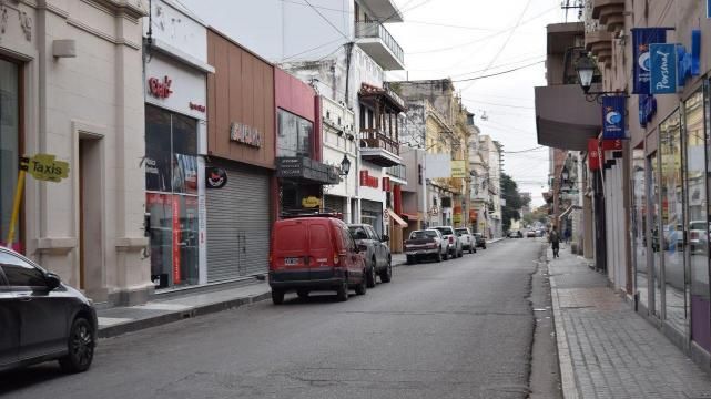 Sólo se permite la apertura de negocios que proveen alimentos y farmacias