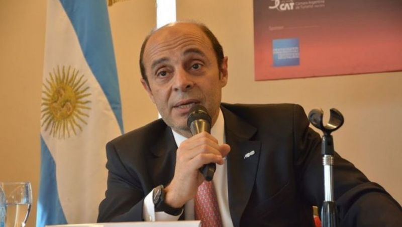 “Esta situación se ha generado por todos los que han decidido salir de viaje, a pesar de lo que el buen juicio marcaba, ya que el Gobierno lo venía advirtiendo. Vino el problema de repatriarlos, traerlos a hoteles para evaluar y se quejan. Esto no es un jardín de infantes, nadie está donde quiere estar. Sino, estarían en clubes, menos preparados. Esto es casi una guerra y tienen que entende