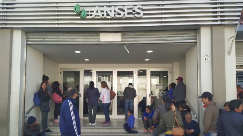 Denuncian venta de turnos y descuentos de créditos irregulares desde ANSES