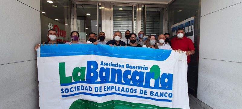 La Bancaria se manifestó contra el cierre de sucursales del Banco Santander