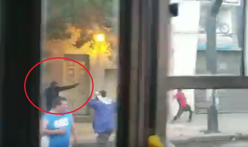 Pegatineros a los tiros en pleno centro salteño