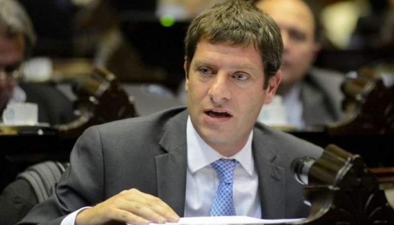 "Si el gobernador quiere que se hable más de lo provincial que de lo nacional se desdobla, y si quiere colgarse de lo nacional se junta"