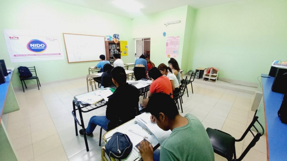 Más de 100 jóvenes preparan sus exámenes con apoyo escolar gratuito