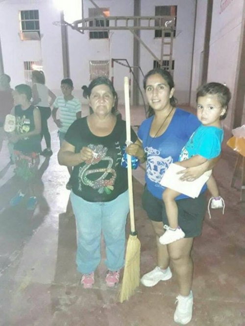 En General Pizarro, el Intendente regaló escobas por el Día de la Mujer