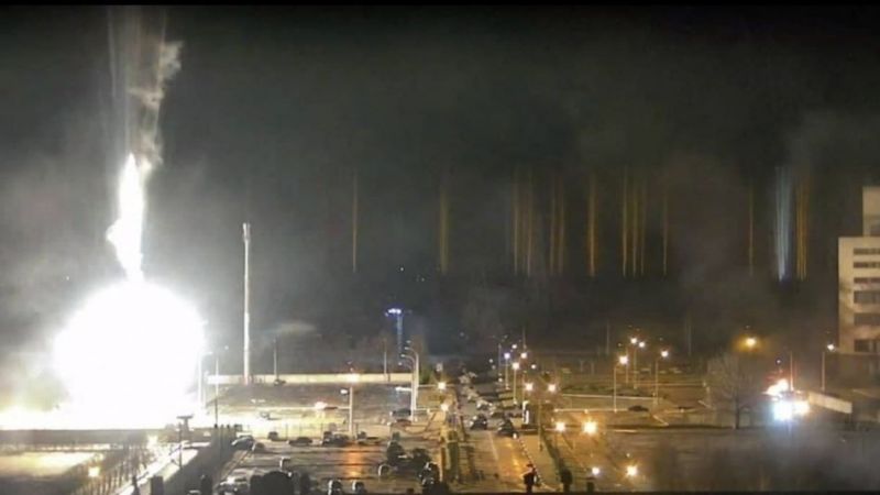 Temor mundial y guerra informativa tras el incendio en la central nuclear de Zaporiyia