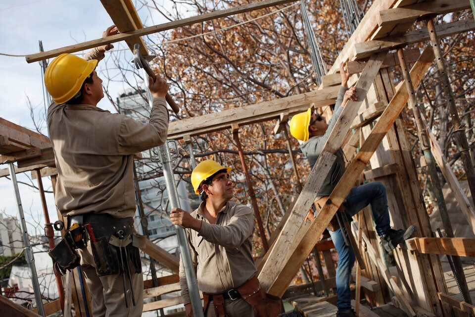 Constructores del NOA pedirían rescisión de contratos si no se garantizan fondos