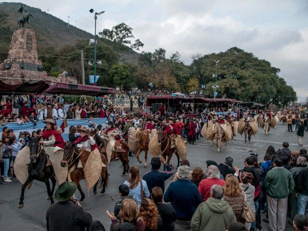 Sáenz le tira la pelota a Fernández y el desfile de Güemes depende del DNU nacional