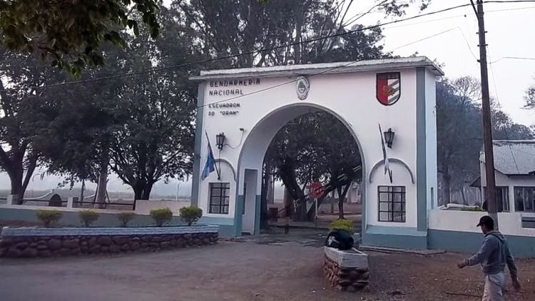 Gendarmes y policías escapan de narcos