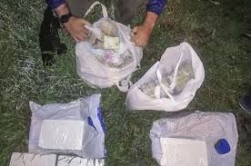 La detienen con marihuana, cocaína y más de un millón de pesos en su poder