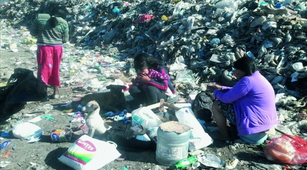 “De la basura de Salta saco cosas para reciclar. Hay cosas que le puedo dar a los chicos y hay cosas que las vendo para poder comprar un puchero y hacer una sopa o un guiso y darles de comer”