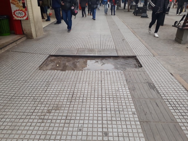 Los baches llegaron a la peatonal