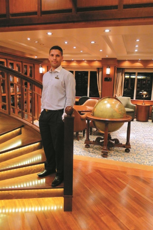 Un tartagalense es el bibliotecario del Queen Elizabeth