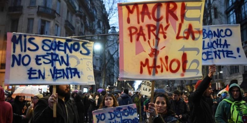 “A un paso del colapso económico (de nuevo)”