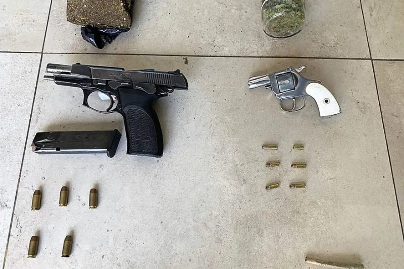 Detuvieron tres micros de la barra de River y secuestraron armas y drogas