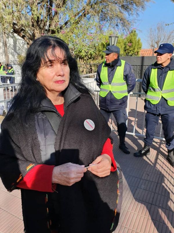 “Esa entrega que hace Sáenz de vehículos policiales y mientras tanto crece la represión, es una misma policía que golpea, que saca los ojos a las personas, que tira bala de gomas”