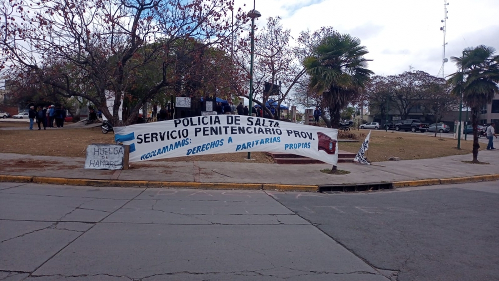 Retirados de la Policía y el Servicio Penitenciario acampan hace dos días en la Casa de Gobierno