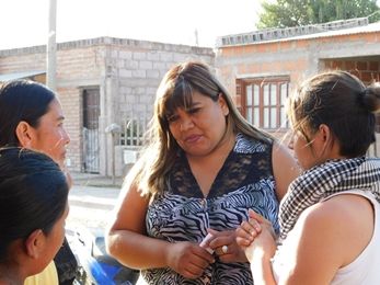 Edith Cruz le suelta la mano al “dotor” que hace campaña con cargo