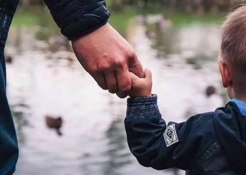 Debe indemnizar al hijo que no reconoció