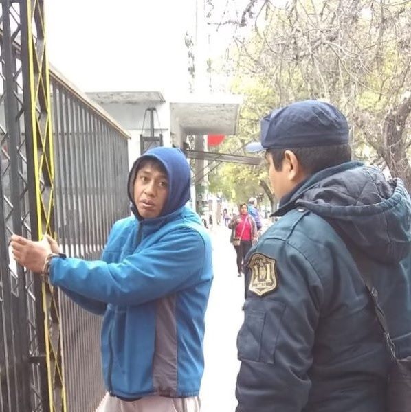 Se cosió la boca y encadenó fuera del IPV