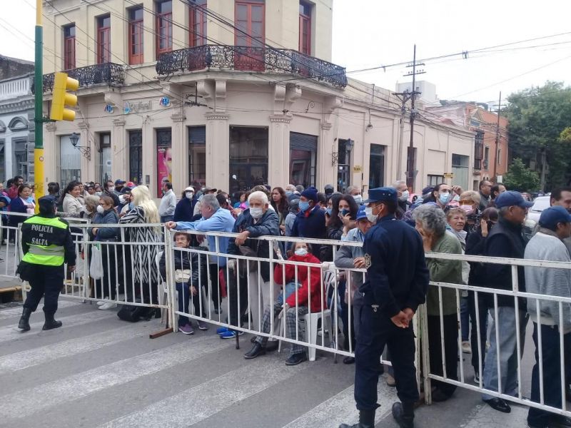 Colapsaron los bancos: largas filas y demoras