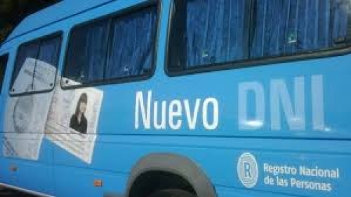 Metán: Móvil del registro Civil en la plaza San Martín