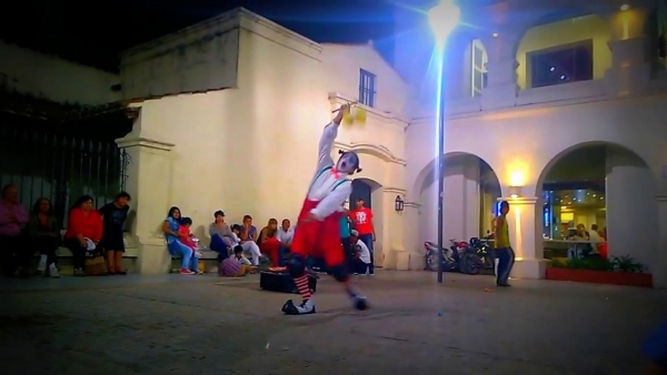 Inspectores municipales amenazan a artista callejero