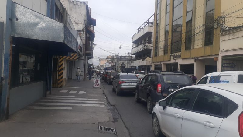 Continúa el arreglo en Urquiza e Ituizangó con grandes embotellamientos