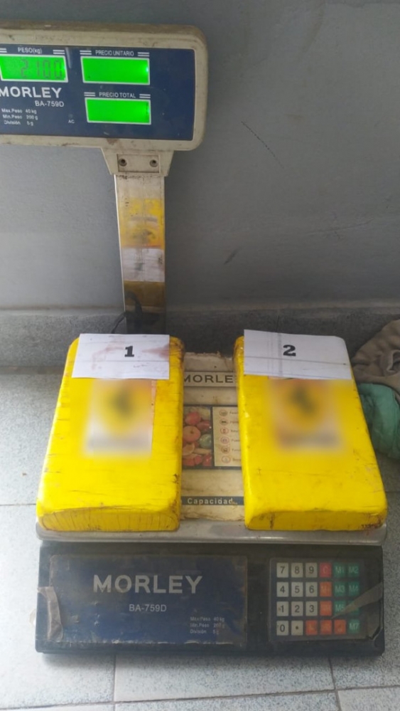 Padre e hija fueron detenidos por ocultar dos kilos de cocaína en su automóvil