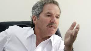 "Una impresentable que se disfraza con uniformes"