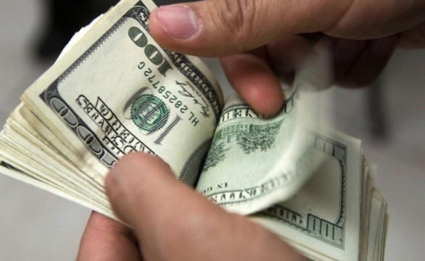 El dólar arranca la semana corta con un salto de 20 centavos y llega a $21