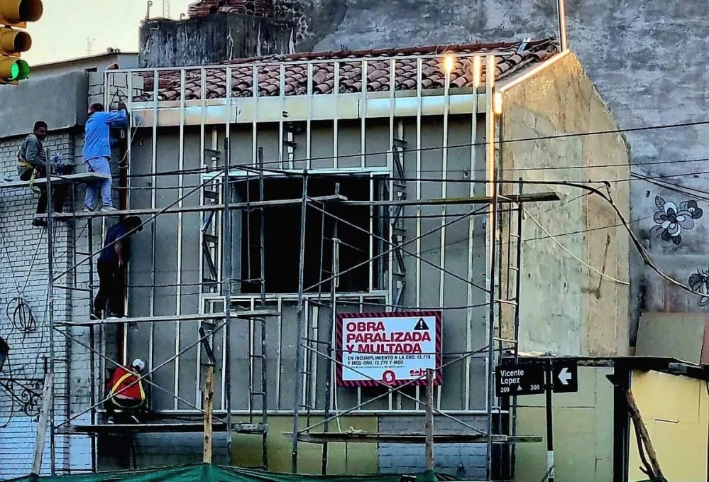 Ordenan la paralización de una obra clandestina en construcción en el Paseo Güemes