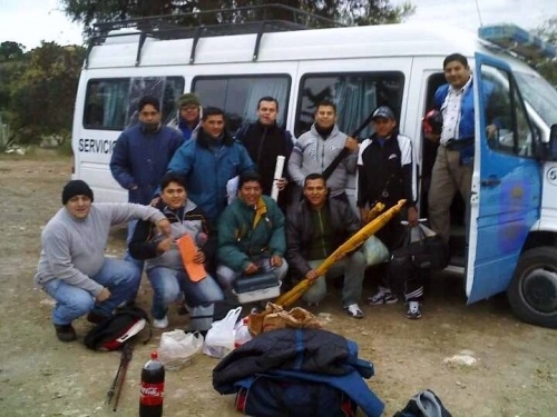 Mientras los internos mueren y se pelean en Villa Las Rosas, los penitenciarios salen de pesca en un vehículo oficial
