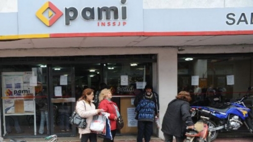 Jubilados se manifestaron en el PAMI por los recortes a las prestaciones