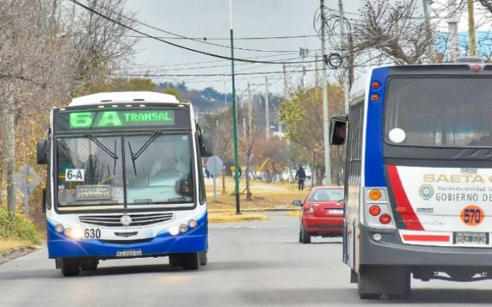 Continua el paro de colectivos de corta y media distancia