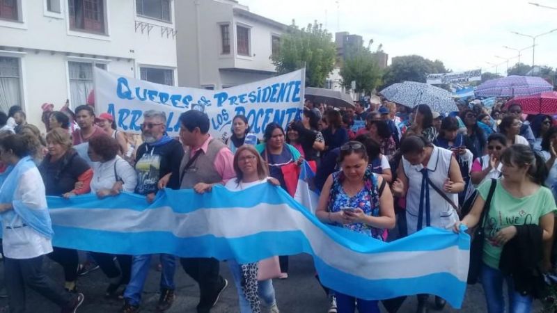 Continúa el paro docente