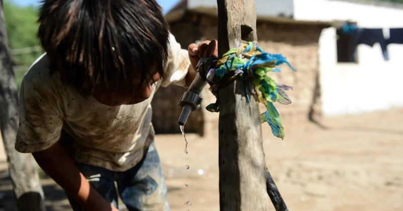 Las peores condiciones de cobertura a agua de red pública se presentan en los departamentos de Rivadavia, La Poma, Molinos y Santa Victoria