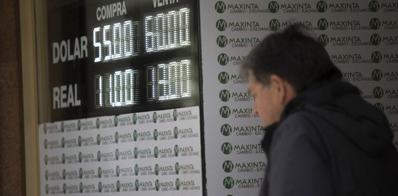 Manotazo de ahogado: El Gobierno pidió un préstamo por U$S20 mil millones a EE.UU. para contener al dólar hasta diciembre