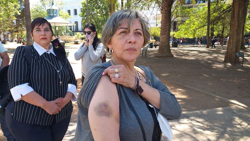 Un hombre intentó matarla para robarle el vehículo y sigue libre