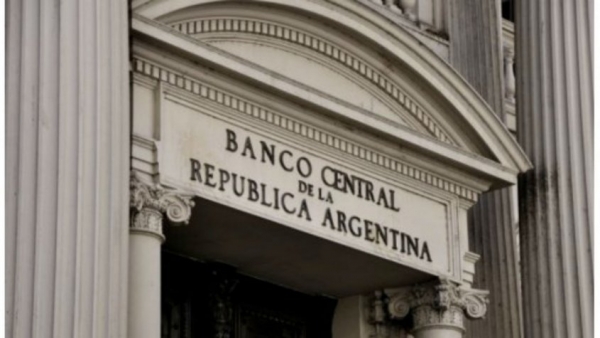 El BCRA vende unos u$s 500 millones para contener al dólar, que opera a $ 26,45