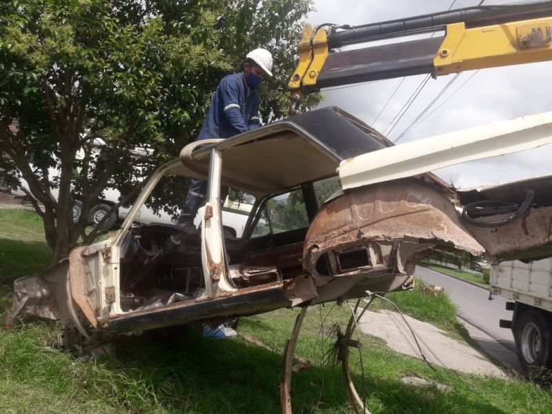 La Municipalidad continúa con el levantamiento de autos abandonados en la vía pública