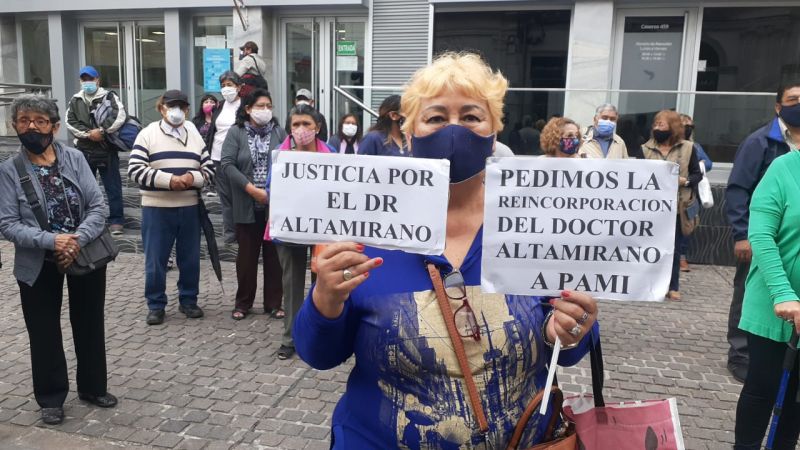 Jubilados continúan reclamando la reincorporación del doctor Altamirano
