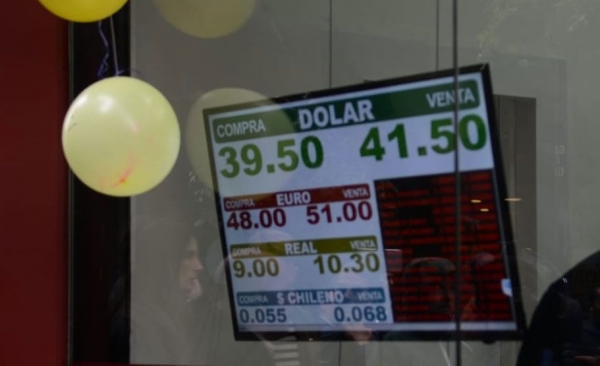 Imparable, el dólar superó los $42