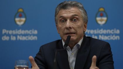 Anuncios, disculpas y de nuevo sube el dólar y el riesgo país