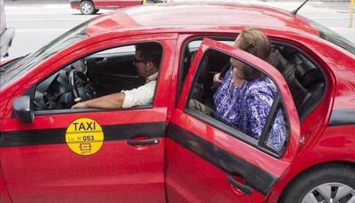 Taxis y Remises no pueden llevar más de dos pasajeros