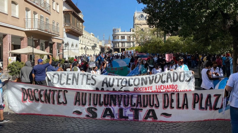 Docentes cumplen tres semanas de paro y convocan a una marcha provincial