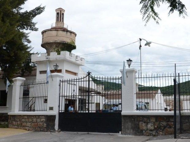 ¿Quién es el sujeto que vende drogas en el penal de Villa Las Rosas y por qué lo protegen?