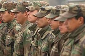 Continúan las filas para intentar ingresar al ejército como voluntario