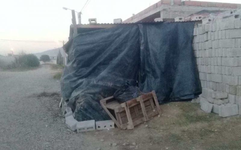 Estado Ausente: Hace un mes que vive en la vereda con sus cinco hijos