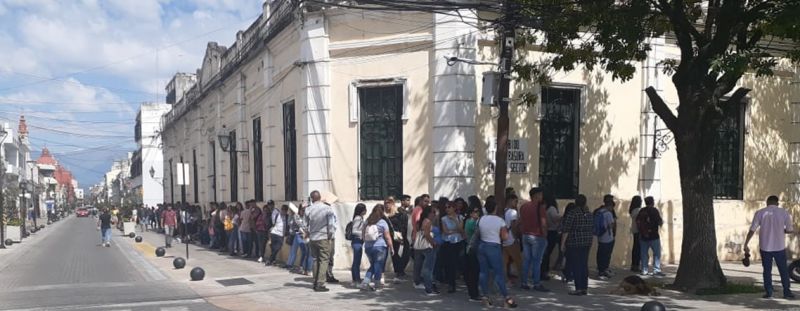 Fila de cuatro cuadras para un trabajo precario
