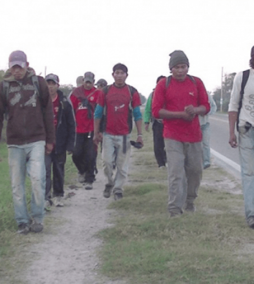 Doce miembros de la comunidad El Cañaveral vienen caminando a Salta para reunirse con Urtubey